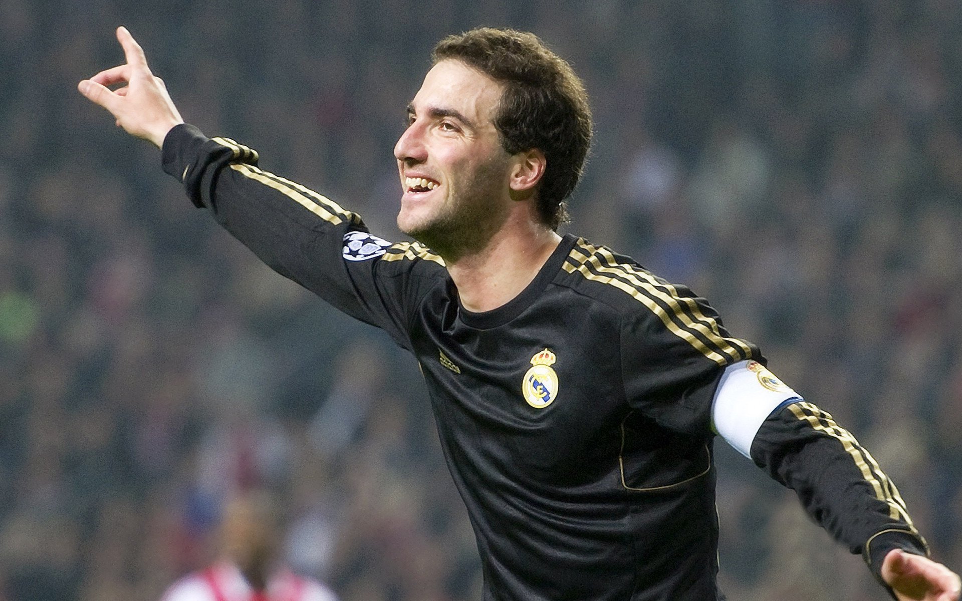 塔图姆重要时刻出色防守，瑞士队带队取胜！赛场气氛高涨